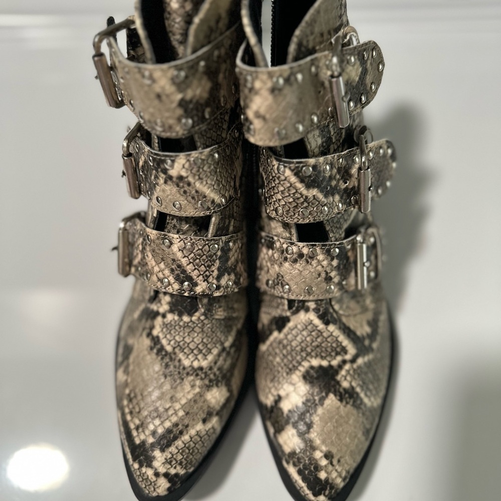 🖤Steve Madden Snake Print Booties🖤